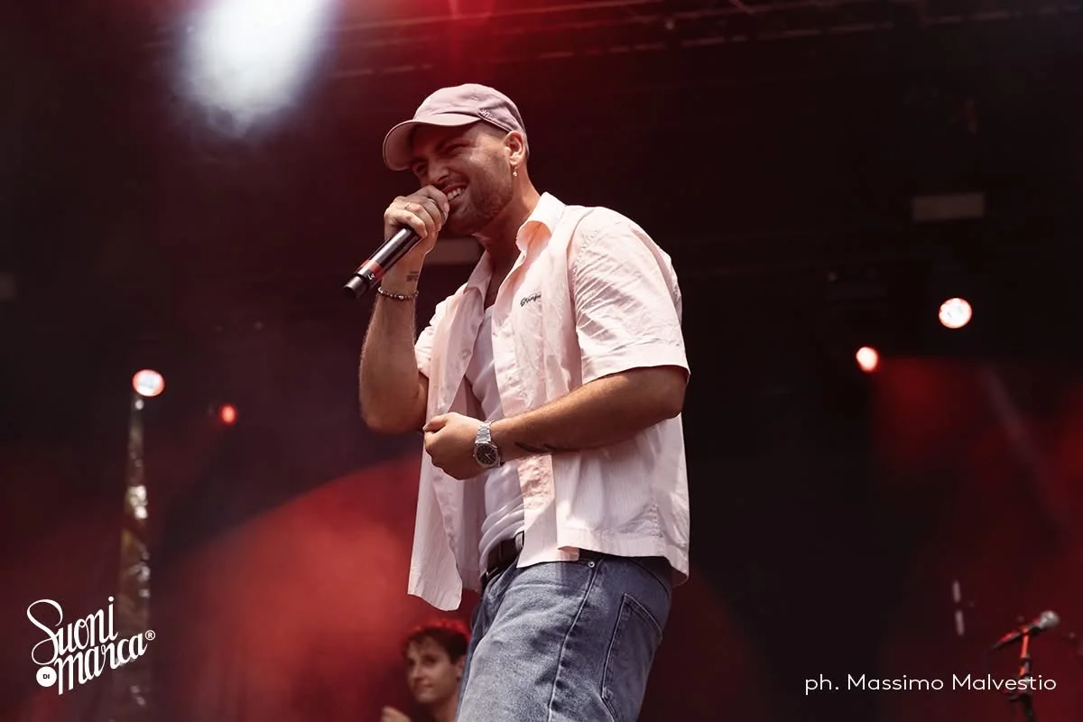 John Dark canta sul palco di Suoni di Marca 2026